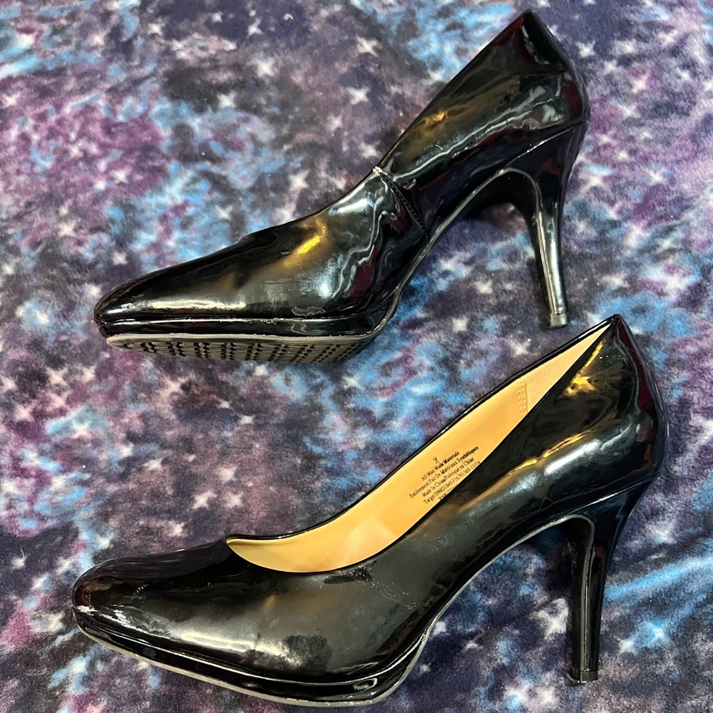 Black pumps